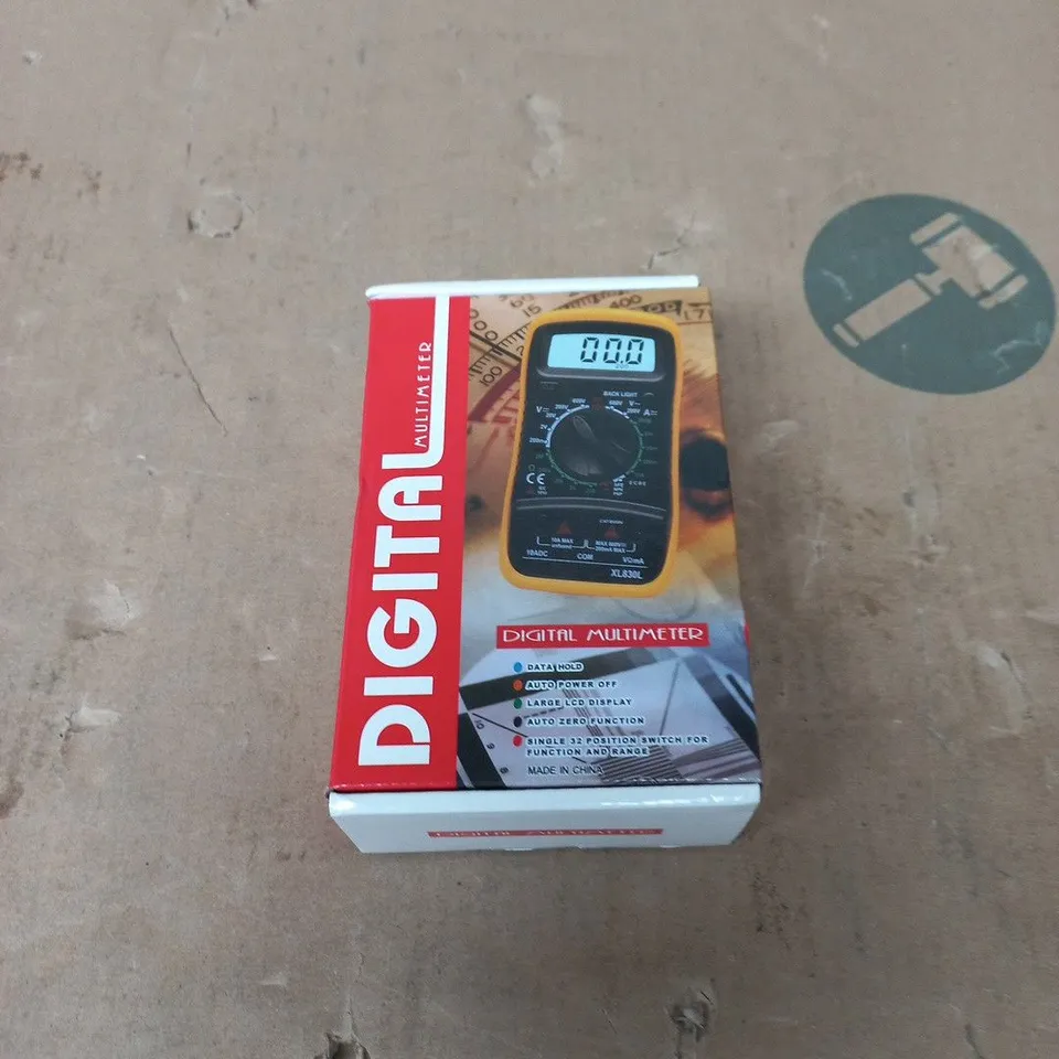 BOX OF APPROXIMATELY 15 ASSORTED ITEMS TO INCLUDE: DIGITAL MULTI METER