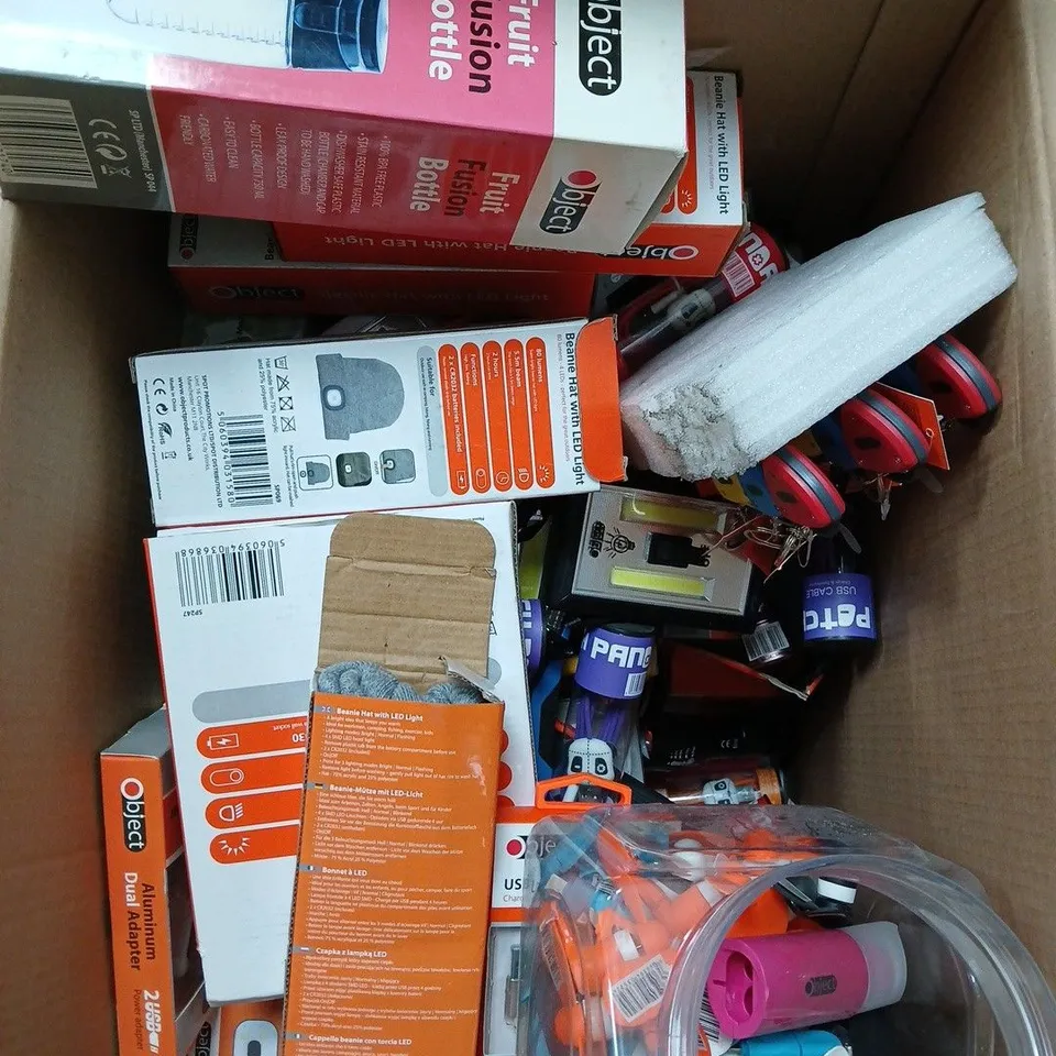 BOX OF APPROXIMATELY 50 ASSORTED ITEMS INCLUDING IN CAR MAGNETIC MOUNT , FRUIT FUSION BOTTLE AND BEANIE HAT WITH LED LIGHT 