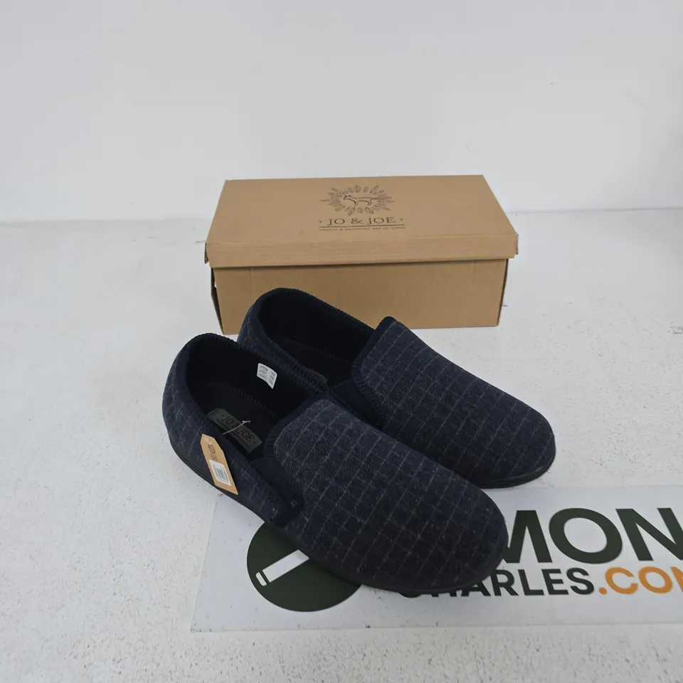 JO & JOE WIDE FIT SLIPPERS – NAVY FABRIC, SLIP-ON SIZE 11