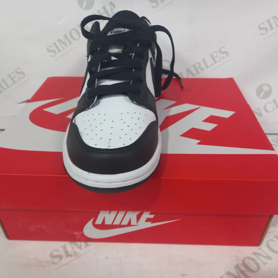 BOXED PAIR OF NIKE DUNK LOW SHOES IN BLACK/WHITE UK SIZE 4.5