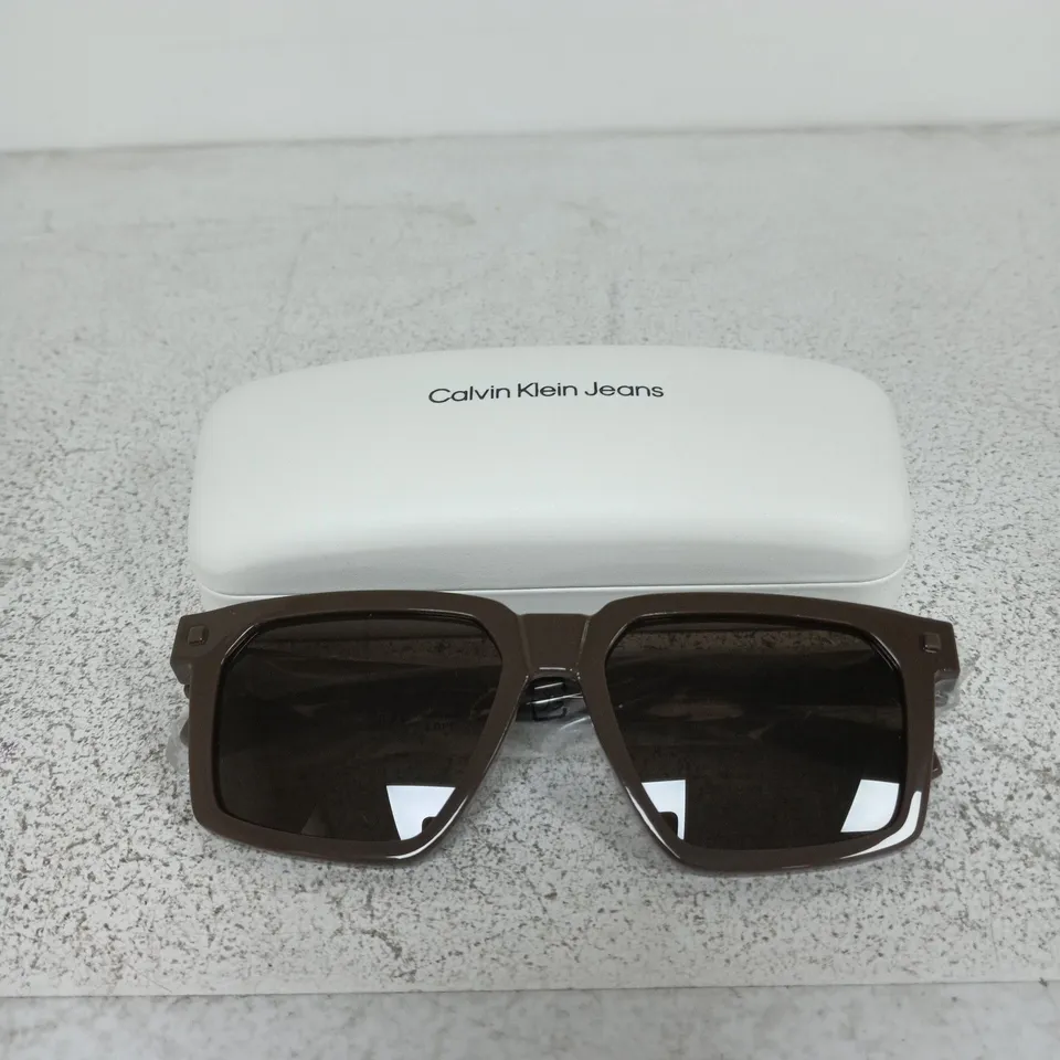 CALVIN KLEIN JEANS SUNGLASSES – BROWN FRAME WITH WHITE CASE