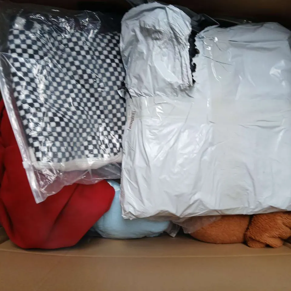 LARGE BOX OF ASSORTED CLOTHING ITEMS IN VARIOUS SIZES, STYLES AND COLOUR TO INCLUDE GLOVES, DRESS, JUMPER, ETC