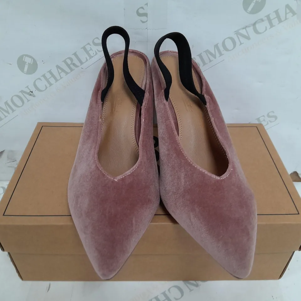 BOXED PAIR OF ASOS DESIGN WIDE FOT WISHFUL MID HEELS IN BLUSH - UK 4