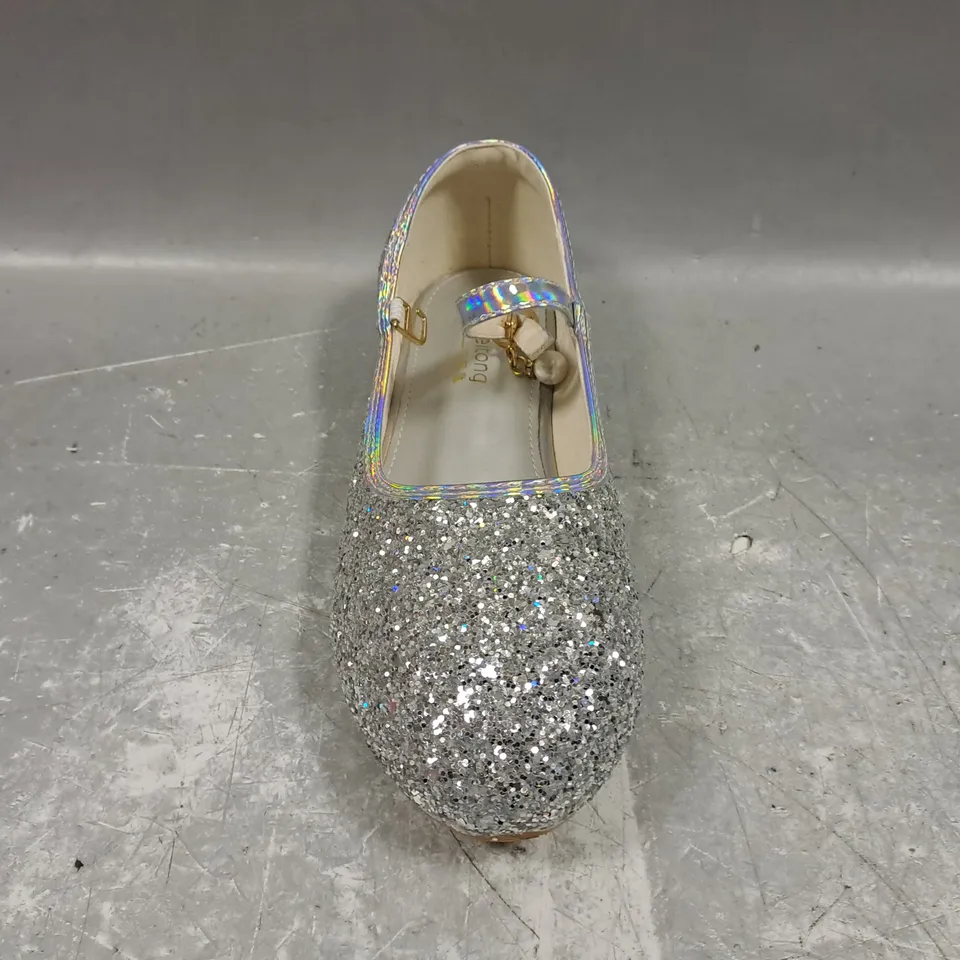 BOXED PAIR OF LEFEITONG SHOES IN SILVER GLITTER EU SIZE 39