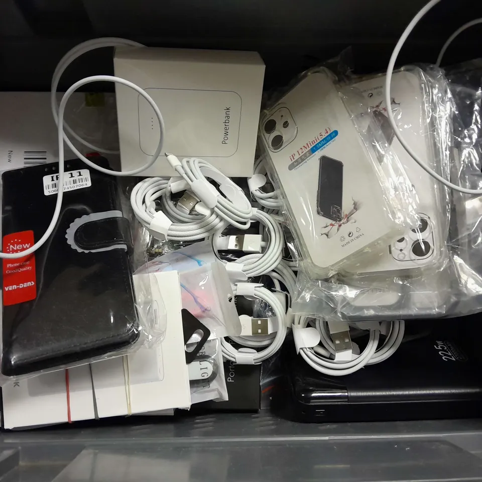 APPROXIMATELY 20 PHONE ACCESSORIES AND ELECTRICALS TO INCLUDE TEMPERED GLASS SCREEN PROTECTORS, POWER BANKS, CHARGING CABLES, ETC