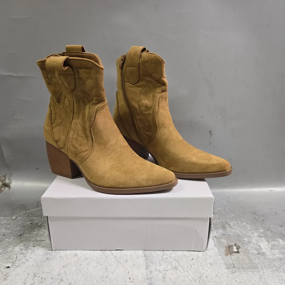 BOXED PAIR OF UNBRANDED BLOCK HEEL WESTERN STYLE BOOTS IN TAN SIZE EU 38