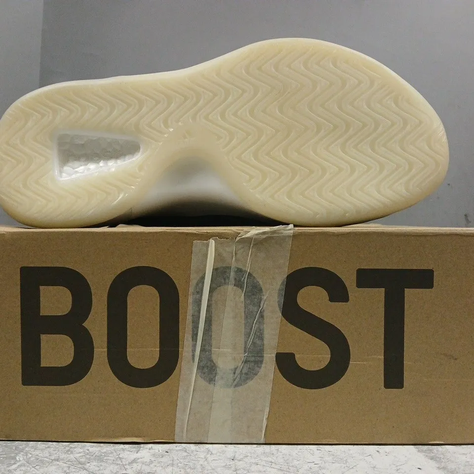 BOXED PAIR OF ADIDAS YZY BSKTBL SHOES IN BLUE/MULTI SIZE UK 9.5