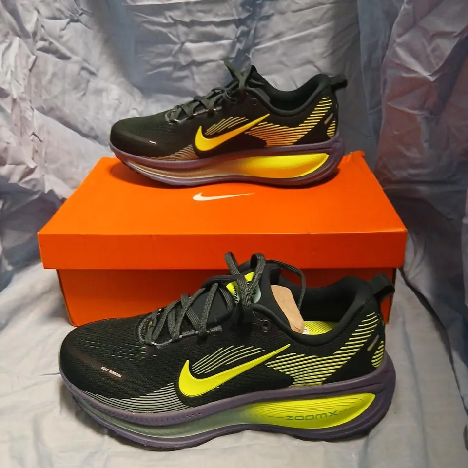 NIKE VOMERO 18 RUNNING SHOES – BLACK/VOLT, UK 10 (US 11, EU 45)