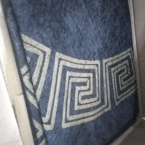 BOXED MACHINE WOVEN BLACK/GOLD RUG