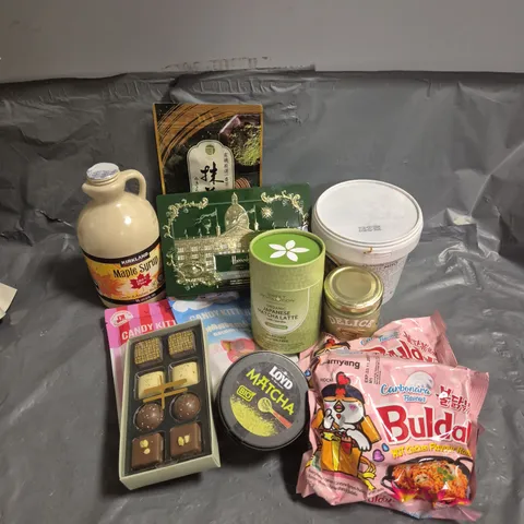 APPROXIMATELY 15 ASSORTED FOOD AND DRINK PRODUCTS TO INCLUDE - CLEARSPRING WHITE MISO - JAPANESE MATCHA LATTE - DELICE PISTACIO SPREAD - ETC