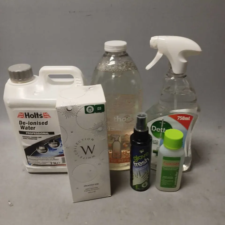 APPROXIMATELY 10 ASSORTED CLEANING PRODUCTS TO INCLUDE - DETTOL SURFACE CLEANSER - METHOD ANTI-BAC ALL PURPOSE CLEANSER - HOLTS DE-IONISED WATER - ETC - COLLECTION ONLY