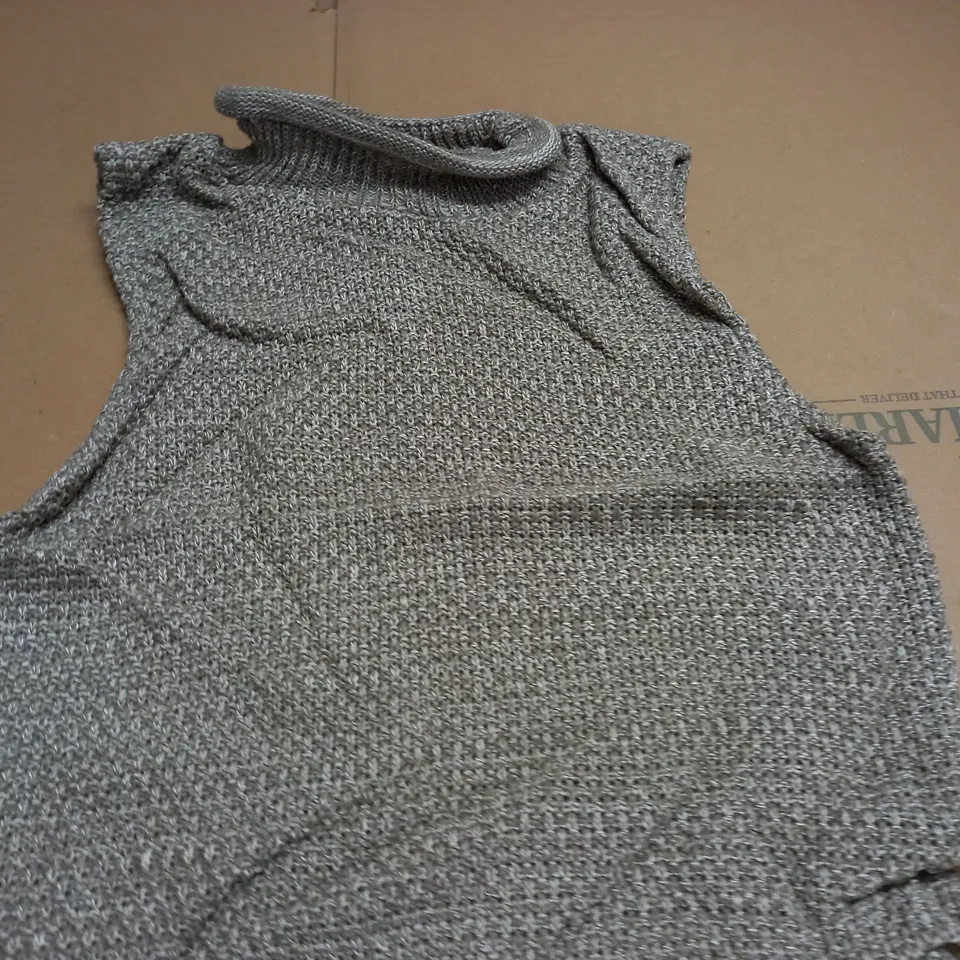 LOT OF APPROXIMATELY 60 POLO NECK TOP - SIZE UNSPECIFIED