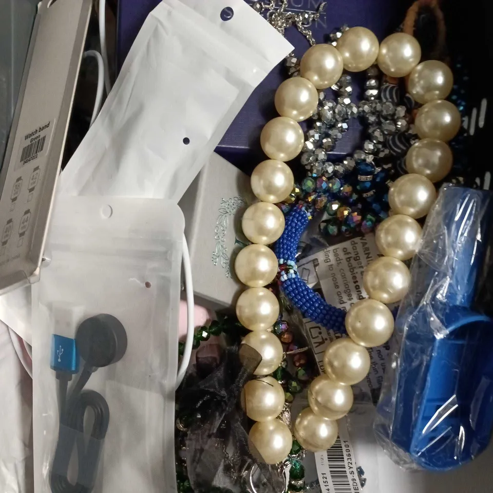 APPROXIMATELY 20 ASSORTED JEWELLERY PRODUCTS TO INCLUDE EARRINGS, WATCH, BRACELETS ETC 