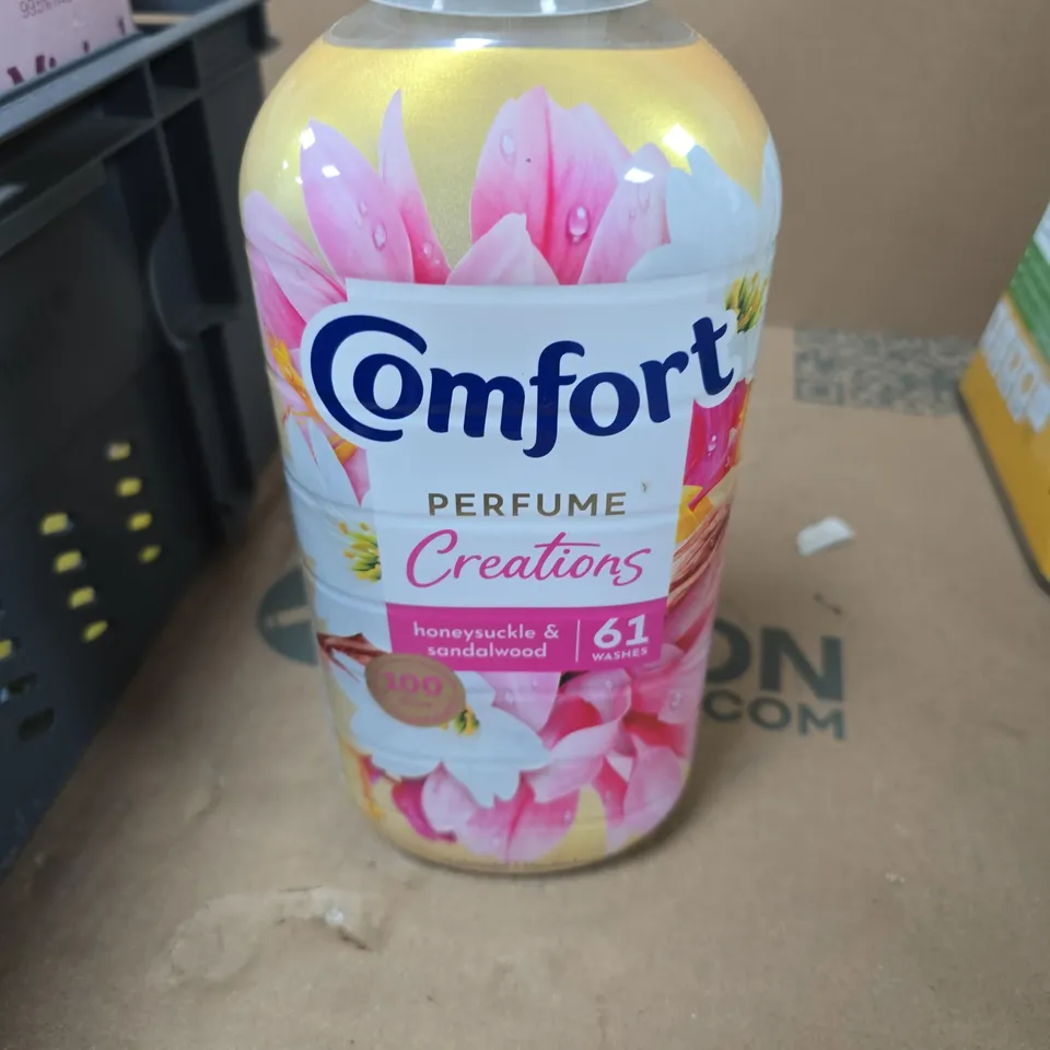 TOTE OF APPROXIMATELY 6 ASSORTED LIQUID ITEMS TO INCLUDE: COMFORT PERFUME CREATIONS