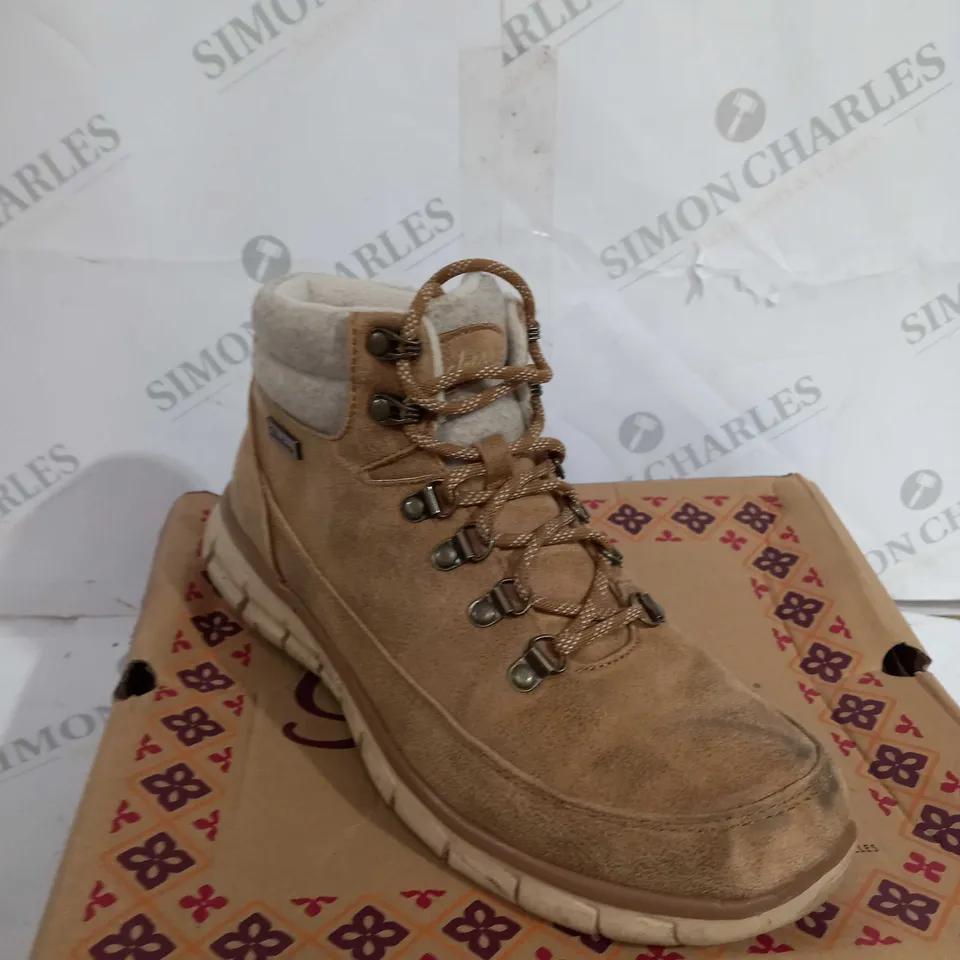 BOXED SKECHERS SYNERGY WARM TECH BOOTS, CHESTNUT - SIZE 6.5