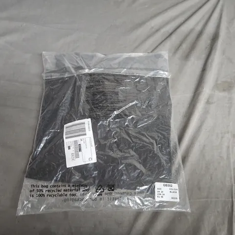 GB302 PLEATED BACK TEE – BLACK, UK 28 (EU 56, USA 24)