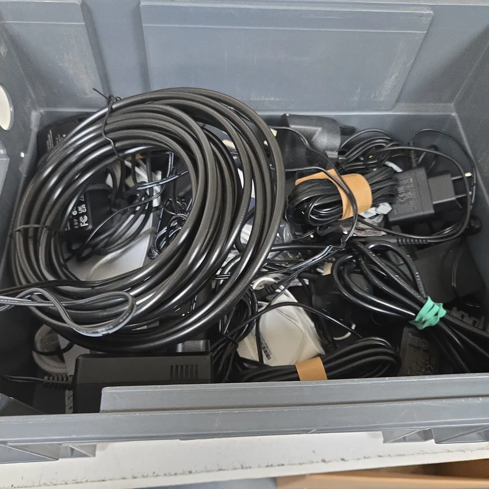 APPROXIMATELY 10 ASSORTED ELECTRICAL PRODUCTS TO INCLUDE adapter PLUG, ee wifi HUB AND remote controls