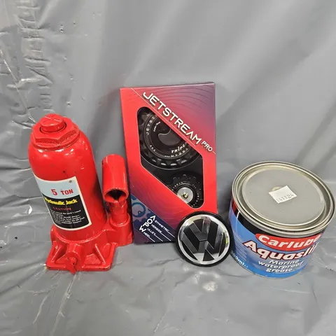 TOTE OF APPROXIMATELY 9 ASSORTED VEHICLE ITEMS TO INCLUDE -  5 TON JACK , CARLUBE AQUASLIP MARINE WATERPROOF GREASE , VOLKSWAGEN HUB CAPS ETC