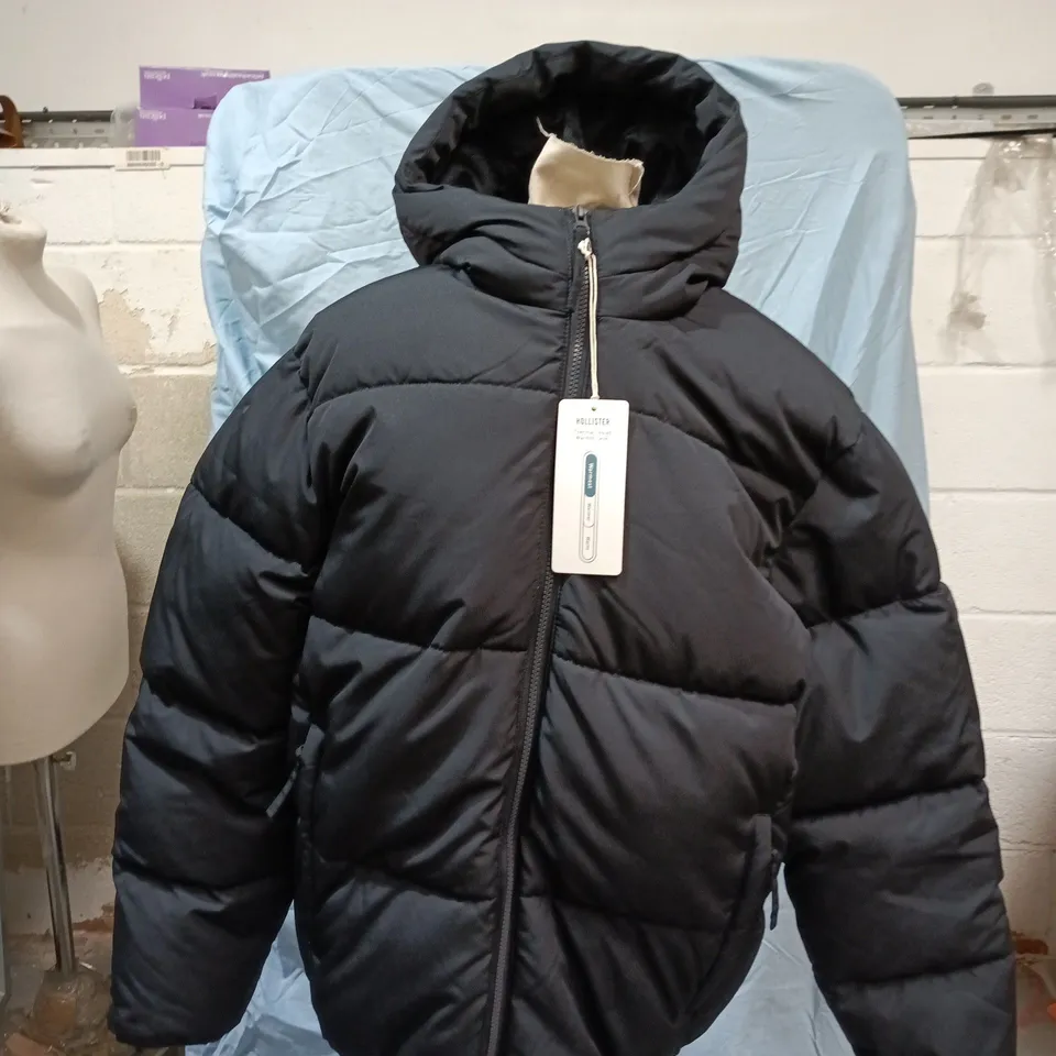 Hollister Hooded Puffer Jacket – Black – Medium 
