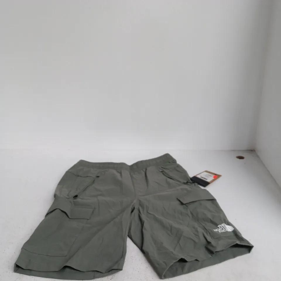 THE NORTH FACE TRISHUL CARGO SHORT – AGAVE GREEN, SIZE S (SMALL/REGULAR)