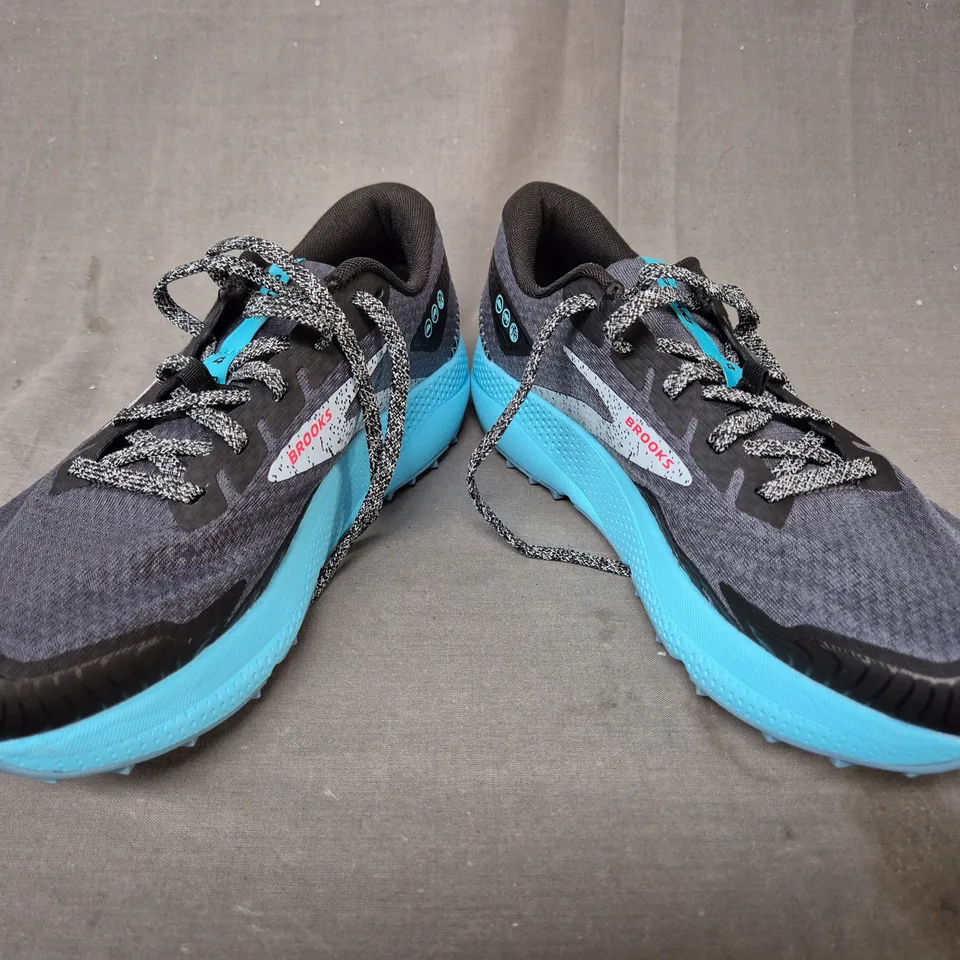 BOXED PAIR OF BROOKS WOMEN'S DIVIDE 4 SHOES IN BLACK/BLUE UK SIZE 6.5