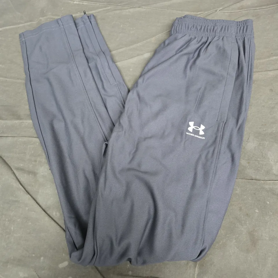UNDER ARMOUR TRACKSUIT BOTTOMS IN GREY - SMALL