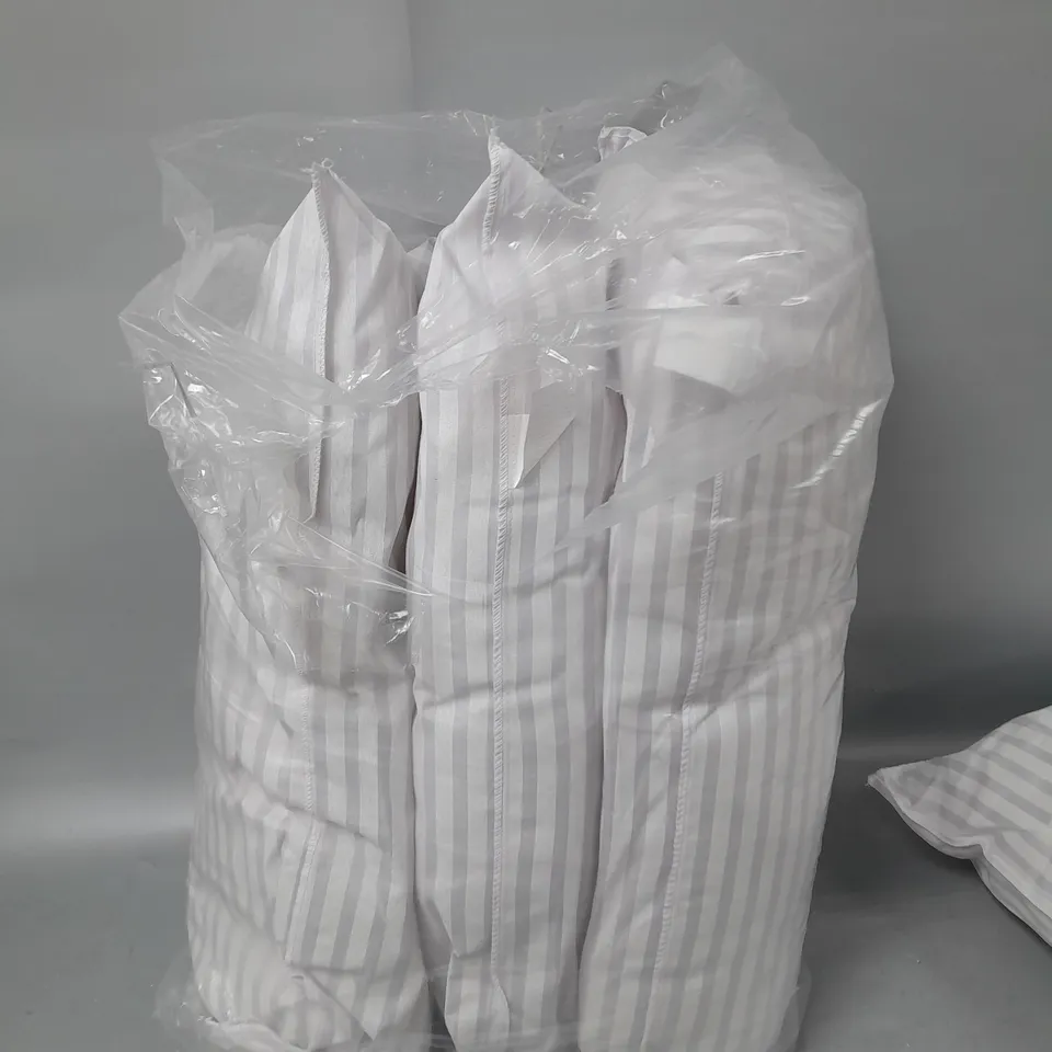 SET OF 4 PILLOWS