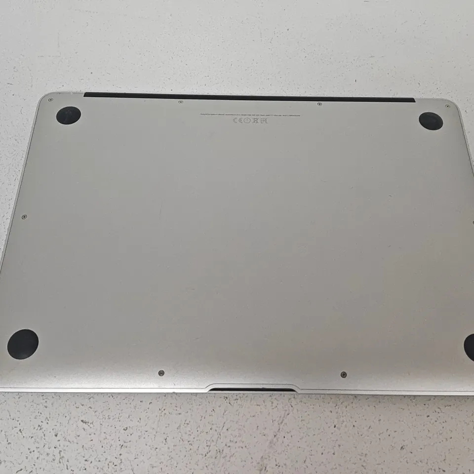 UNBOXED APPLE MACBOOK AIR I-7 8GB/256GB IN SILVER - A1466