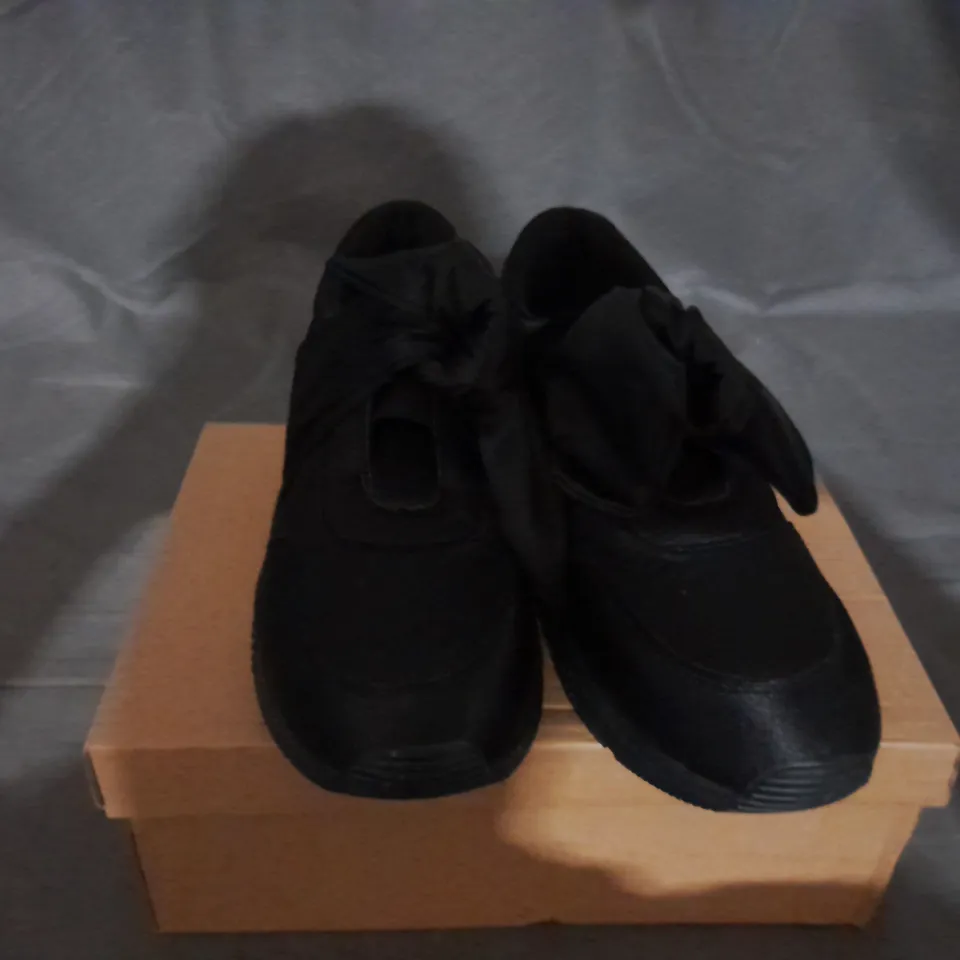 APPROXIMATELY 11 BOXED PAIR OF BLACK BOW TRAINERS IN VARIOUS SIZES TO INCLUDE SIZE 5 