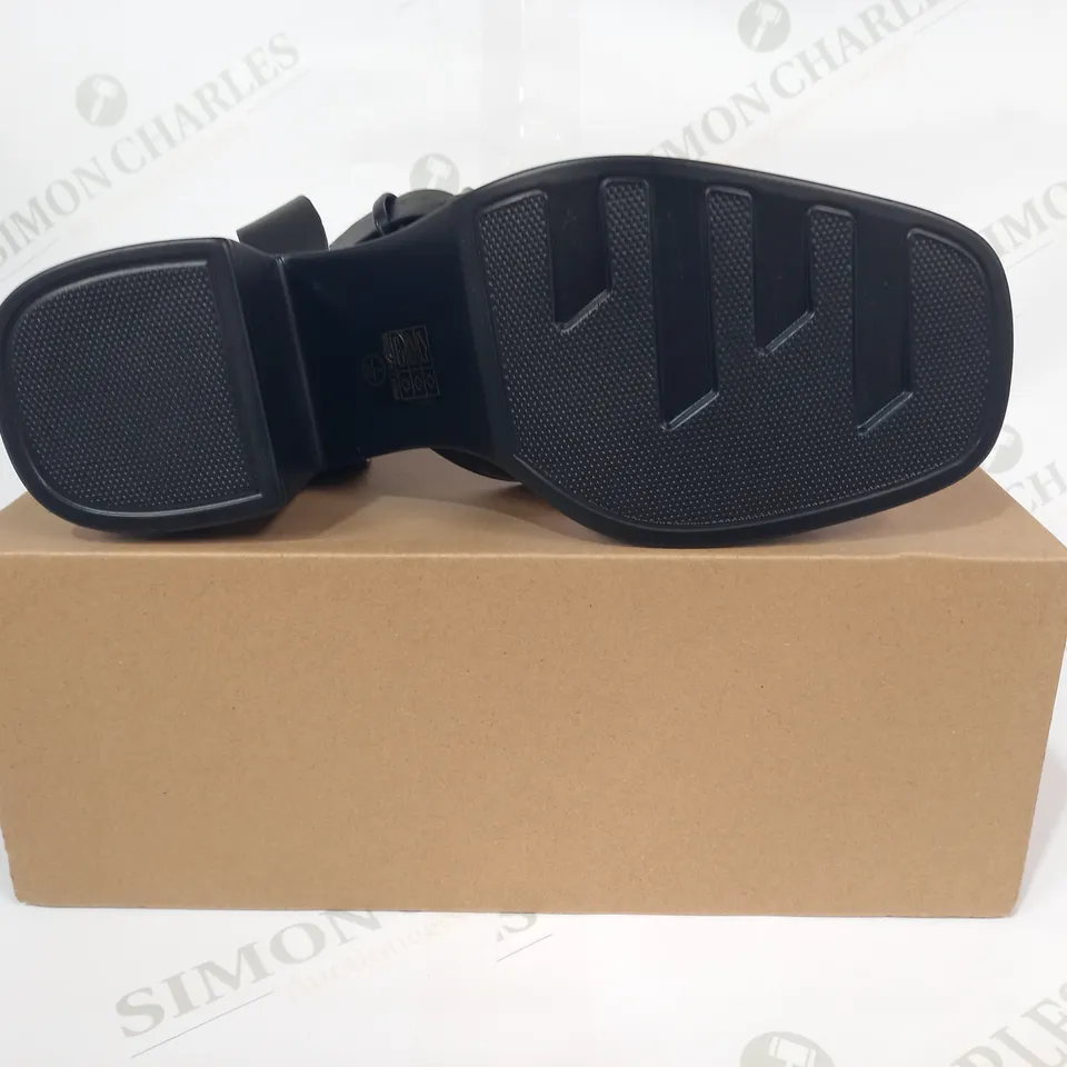 BOXED PAIR OF NO DOUBT OPEN TOE STRAPPY BLOCK HEEL SANDALS IN BLACK SIZE 7
