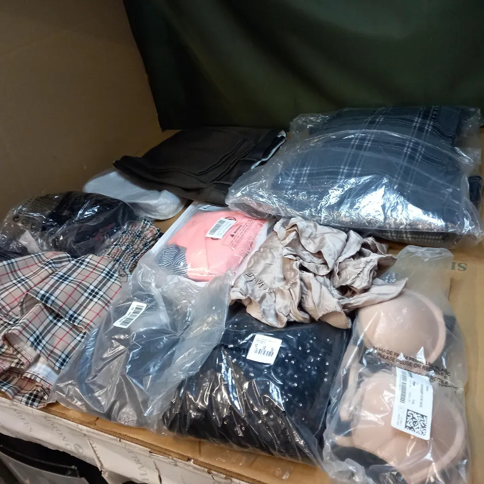 LOT OF APPROX 20 ASSORTED CLOTHING ITEMS TO INCLUDE JUMPERS, JEANS AND T-SHIRTS