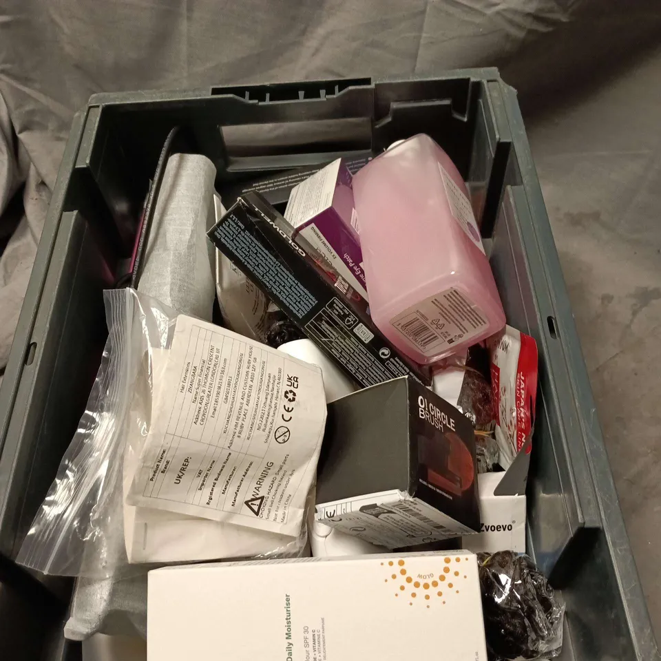 APPROXIMATELY 20 ASSORTED COSMETIC ITEMS TO INCLUDE TOPCHIC PERMANENT HAIR COLOR, O! CIRCLE BRUSH, ULTRASONIC BOOSTING TABLETS, BUBBLE BATH, DR  MELAXIN ETC