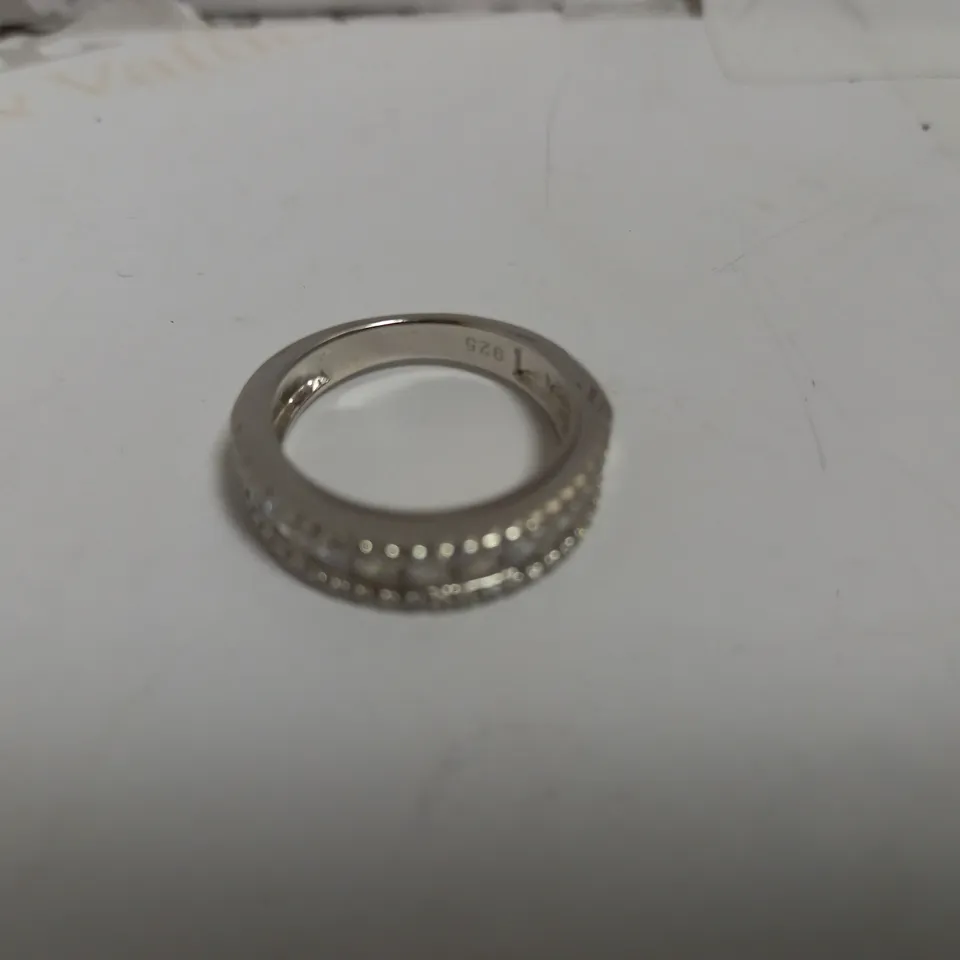 SILVER ROUND CUT BAND RING