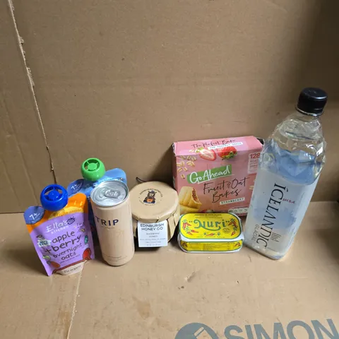 APPROXIMATELY 12 ASSORTED FOOD & DRINK ITEMS TO INCLUDE EDINBURGH HONEY GO, TRIP PEACH GINGER, ELLAS KITCHEN APPLE + BERRY, ETC - COLLECTION ONLY