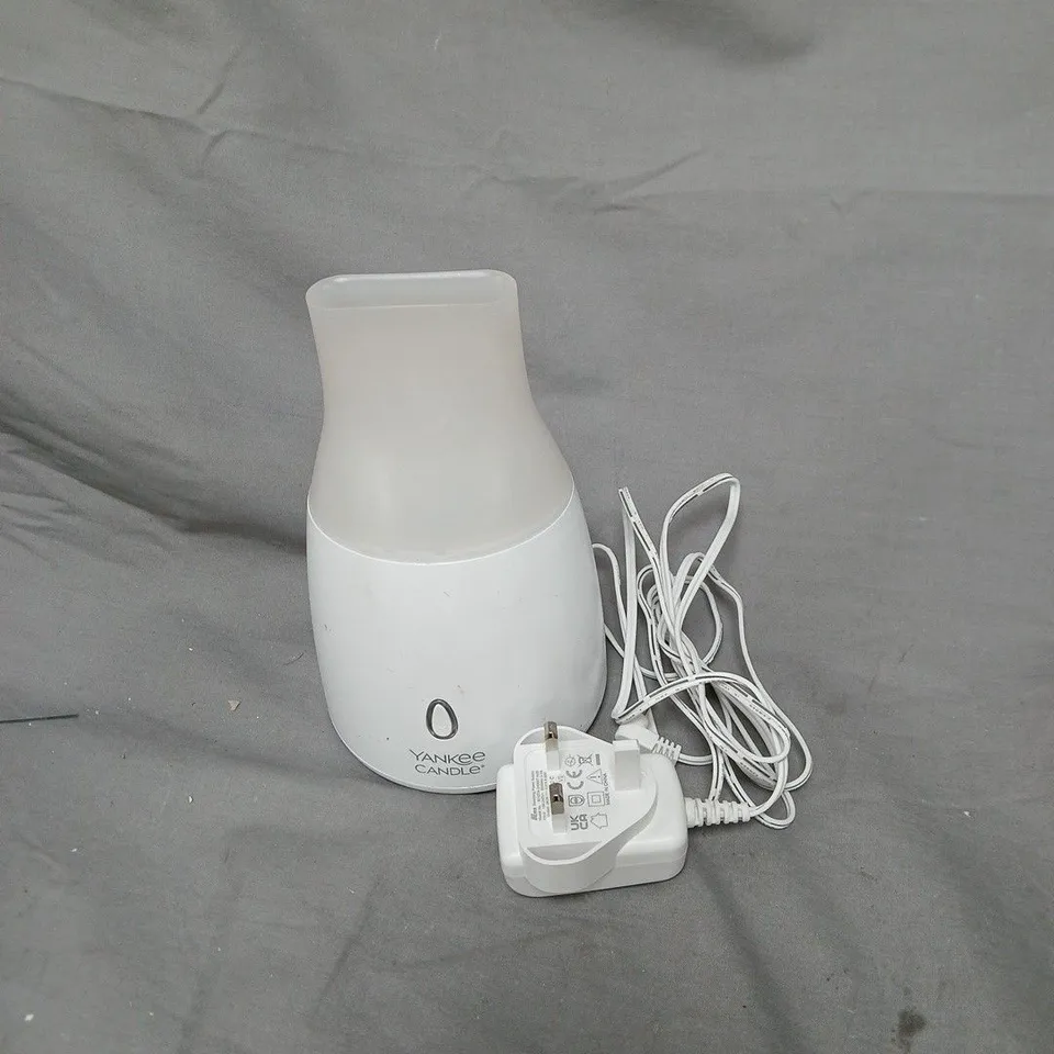 BOXED YANKEE CANDLE ULTRASONIC AROMA DIFFUSER WITH DIFFUSER OILS