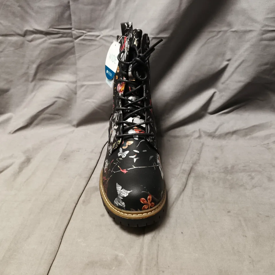 BOXED PAIR OF PAVERS ANKLE BOOTS IN BLACK W. FLORAL PATTERN SIZE 8