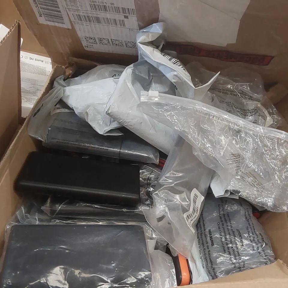 PALLET CONTAINING A LARGE QUANTITY OF ASSORTED ELECTRICAL ITEMS INCLUDING: POWER BANKS, SOLAR MOTION SENSOR LIGHTS ECT