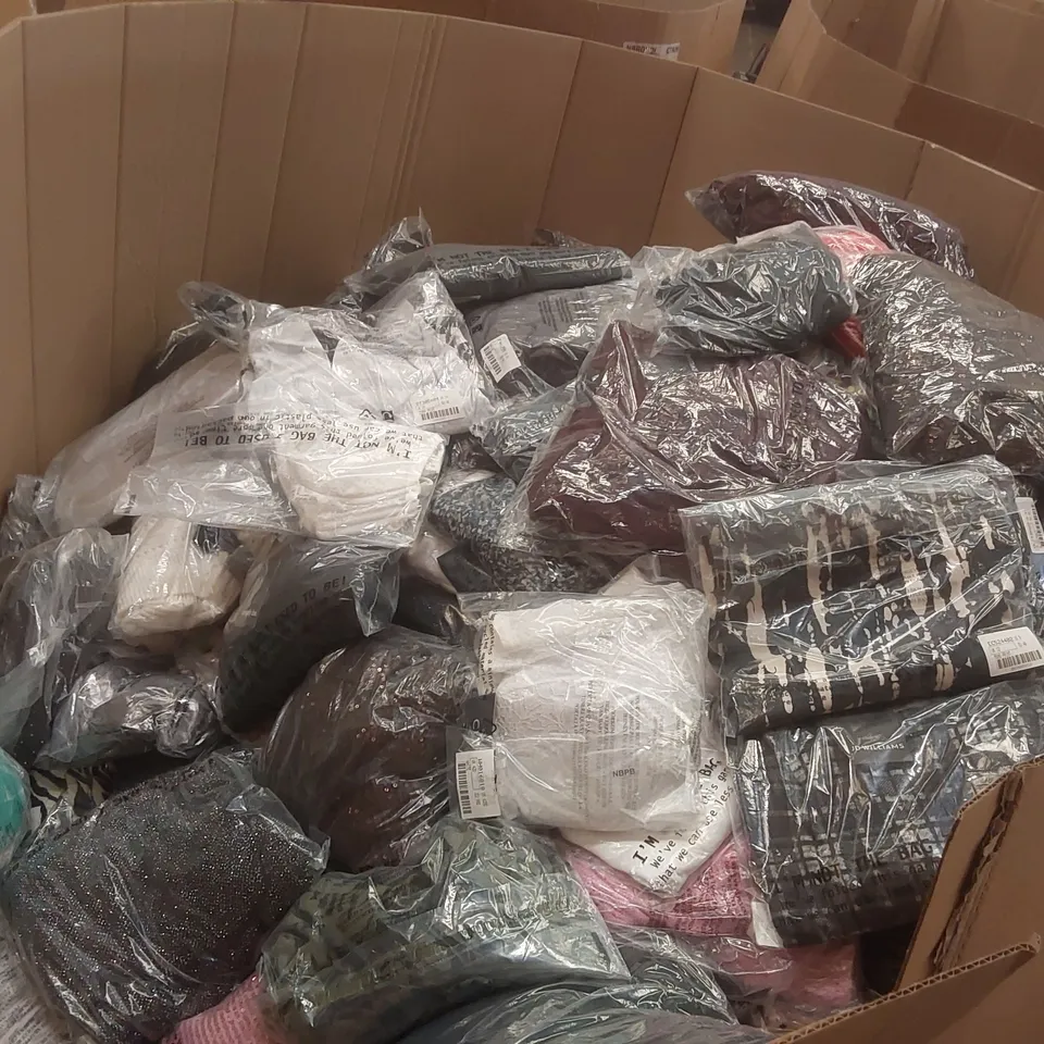 PALLET CONTAINING APPROXIMATELY 600x BRAND NEW ASSORTED DESIGNER CLOTHING ITEMS INCLUDING: ANTHOLOGY SHIRT, JD WILLIAMS TOPS, SIMPLY BE SKIRT ECT
