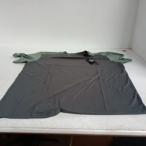ELUDE TRACK TEE - LIGHT GREY / SAGE - SIZE L