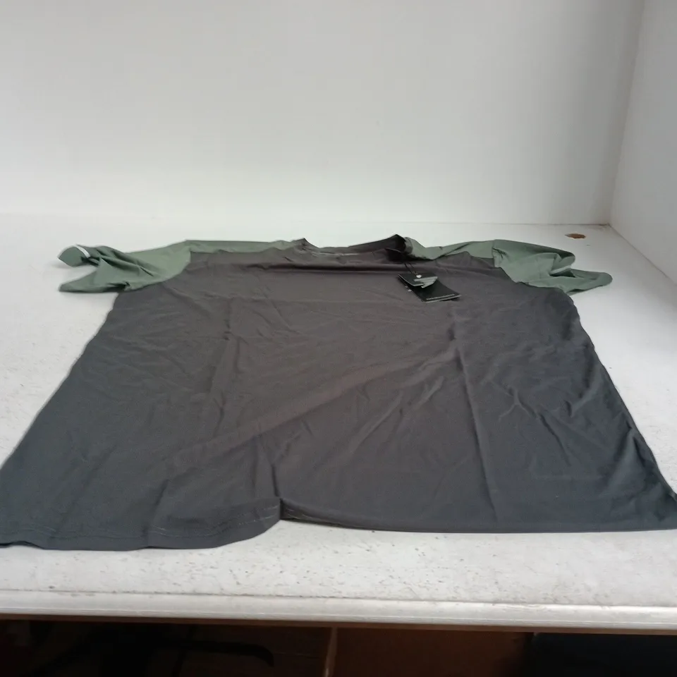 ELUDE TRACK TEE - LIGHT GREY / SAGE - SIZE L