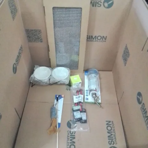 PALLET OF ASSORTED PET PRODUCTS TO INCLUDE;GLASS DRINKING BOTTLE,2 SIDED CAT SCRATCHING POST,DOG BOWLS,INTERACTIVE CAT TOY,COLLARS