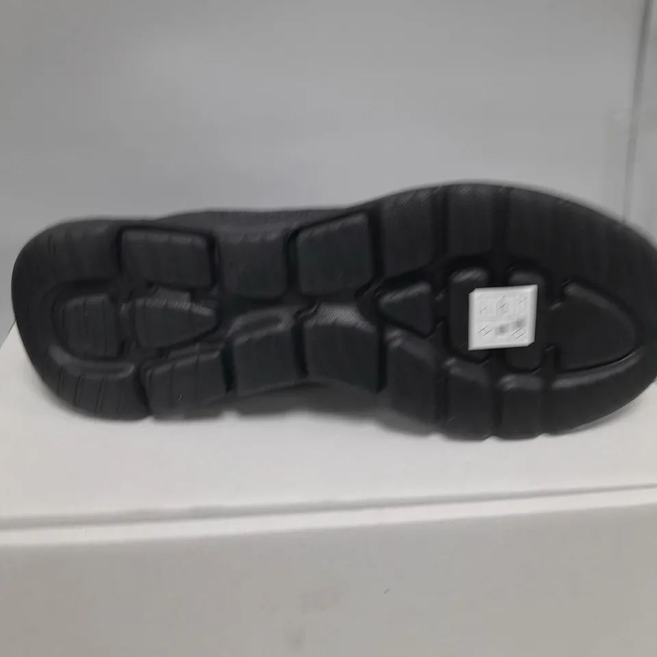 PAIR OF SKECHERS MEN'S BLACK TRAINERS, UK SIZE 8