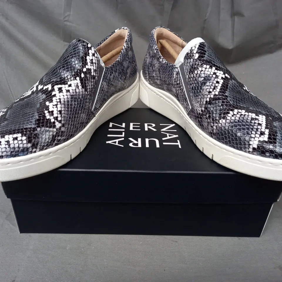 BOXED PAIR OF NATURALIZER SHOES IN BLUE/GREY SNAKE SIZE 9