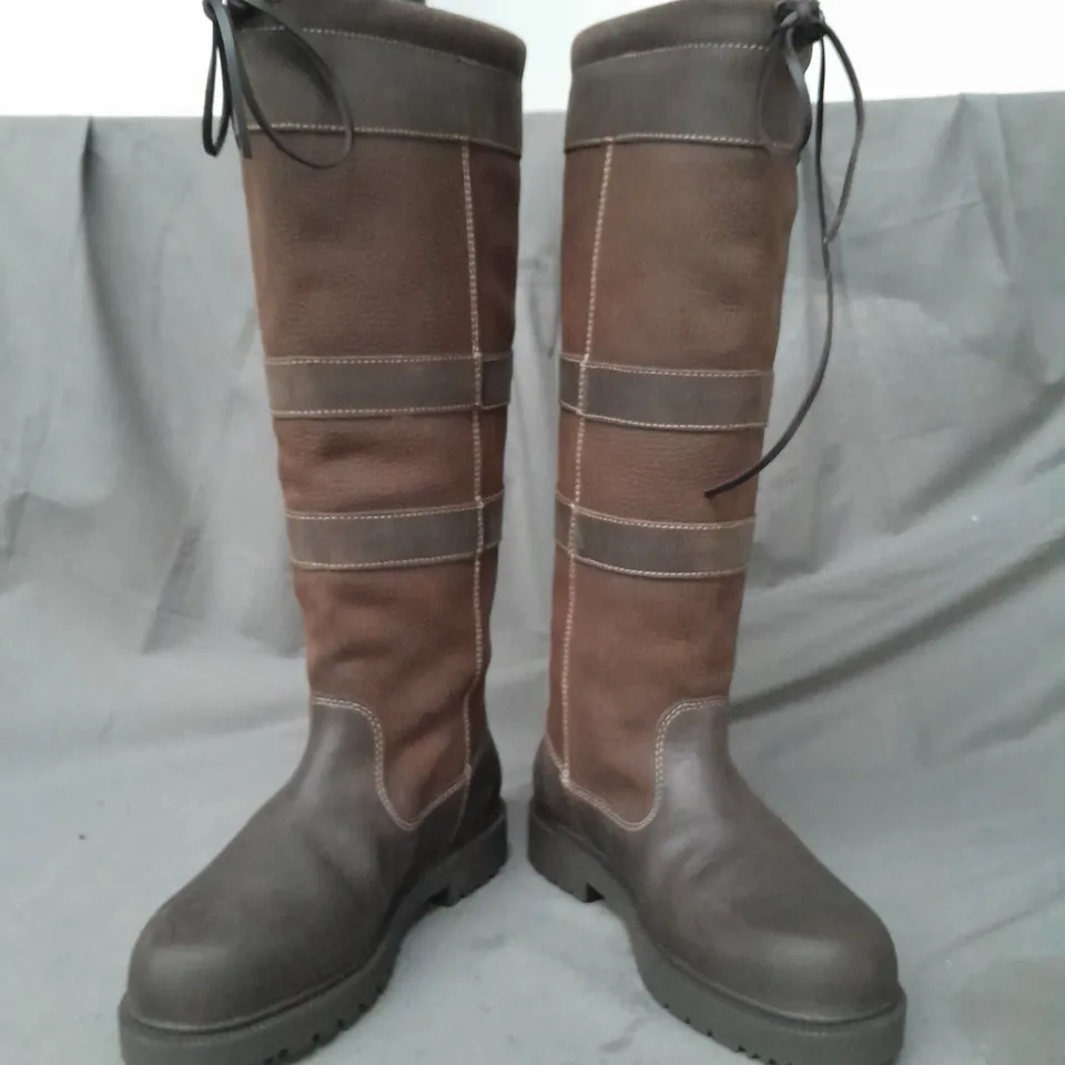 BOXED PAIR OF BAREBACK DAKOTA WATERPROOF COUNTRY BOOTS IN BROWN UK SIZE 4