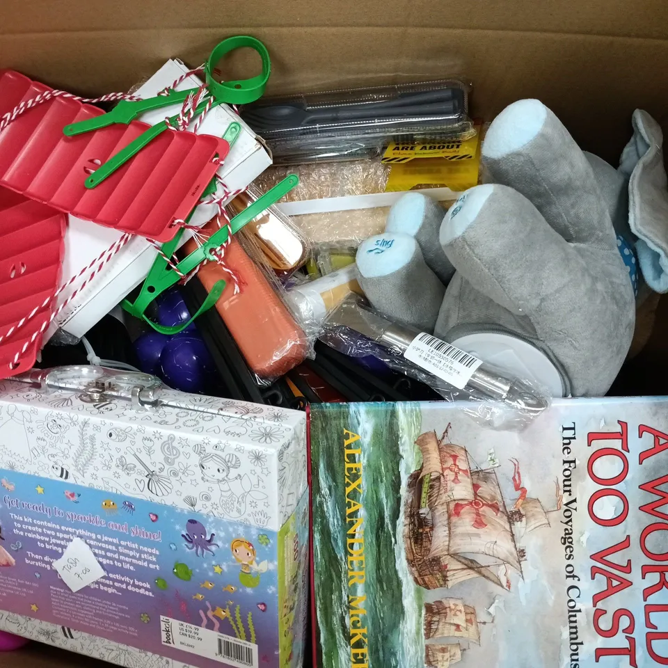 APPROXIMATELY 20 ASSORTED ITEMS TO INCLUDE PLASTIC CUTLERY, SPARKLY ART ACTIVITY CASE, ELEPHANT TOY, ETC - COLLECTION ONLY