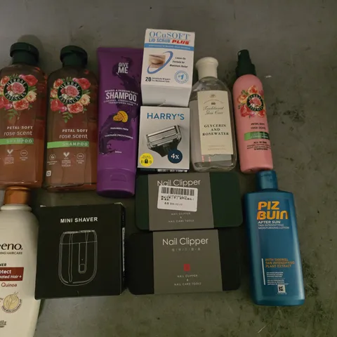 LOT OF APPROXIMATELY 18 ASSORTED HEALTH & BEAUTY ITEMS TO INCLUDE NAIL CLIPPER SETS, SHAMPOO AND MINI SHAVER