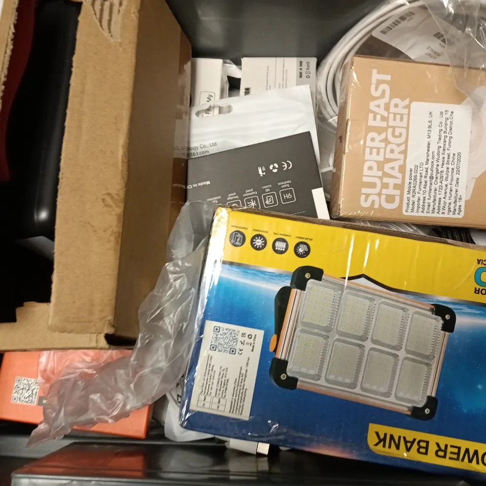 APPROXIMATELY 12 ASSORTED MOBILE PHONE ACCESSORIES TO INCLUDE CASES, CABLES AND POWER BANKS, ETC