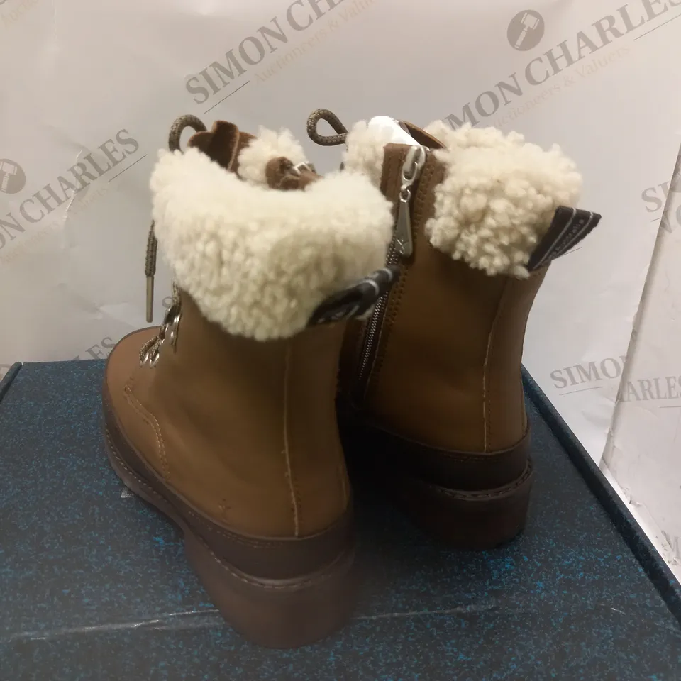 BOXED EMU AUSTRALIA WATERPROOF OAK BOOTS - SIZE 5