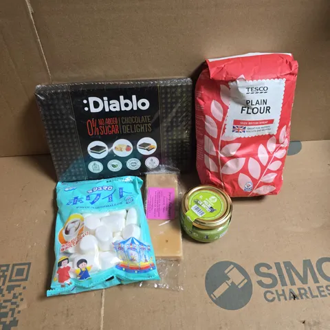 APPROXIMATELY 12 ASSORTED FOOD & DRINK ITEMS TO INCLUDE PLAIN FLOUR, DIABLO CHOCOLATE DELIGHTS, WHITE MARSHMALLOWS, ETC - COLLECTION ONLY