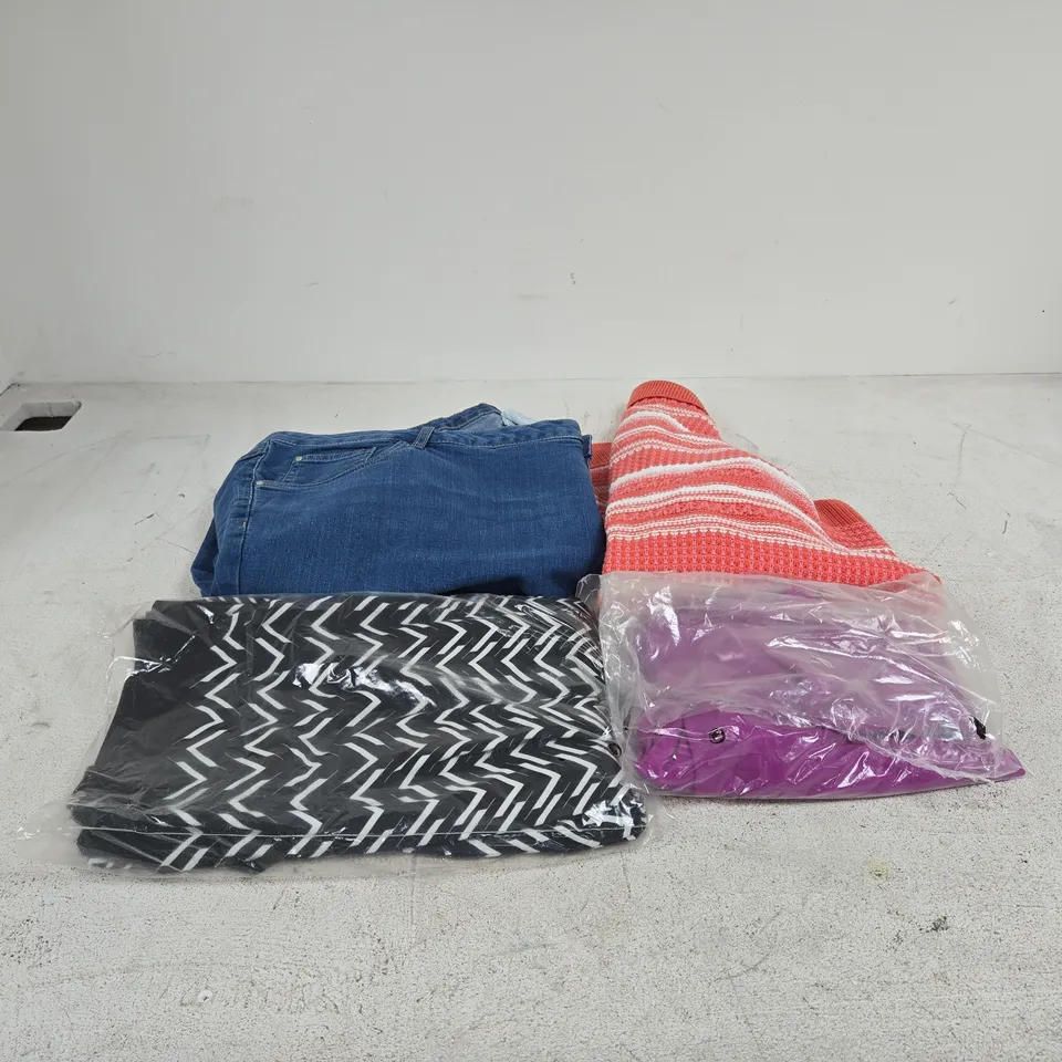 BOX OF APPROXIMATELY 25 ASSORTED CLOTHING ITEMS TO INCLUDE JEANS, TOPS ETC